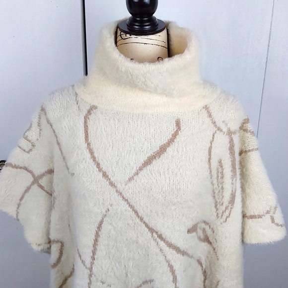 Boutique Fuzzy Cream/Tan Cozy Poncho Neutral Minimalist Butter Soft! One Size - Picture 2 of 8